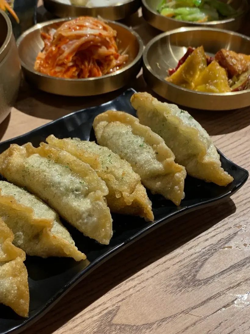 Đĩa mandu chiên giòn ăn kèm banchan