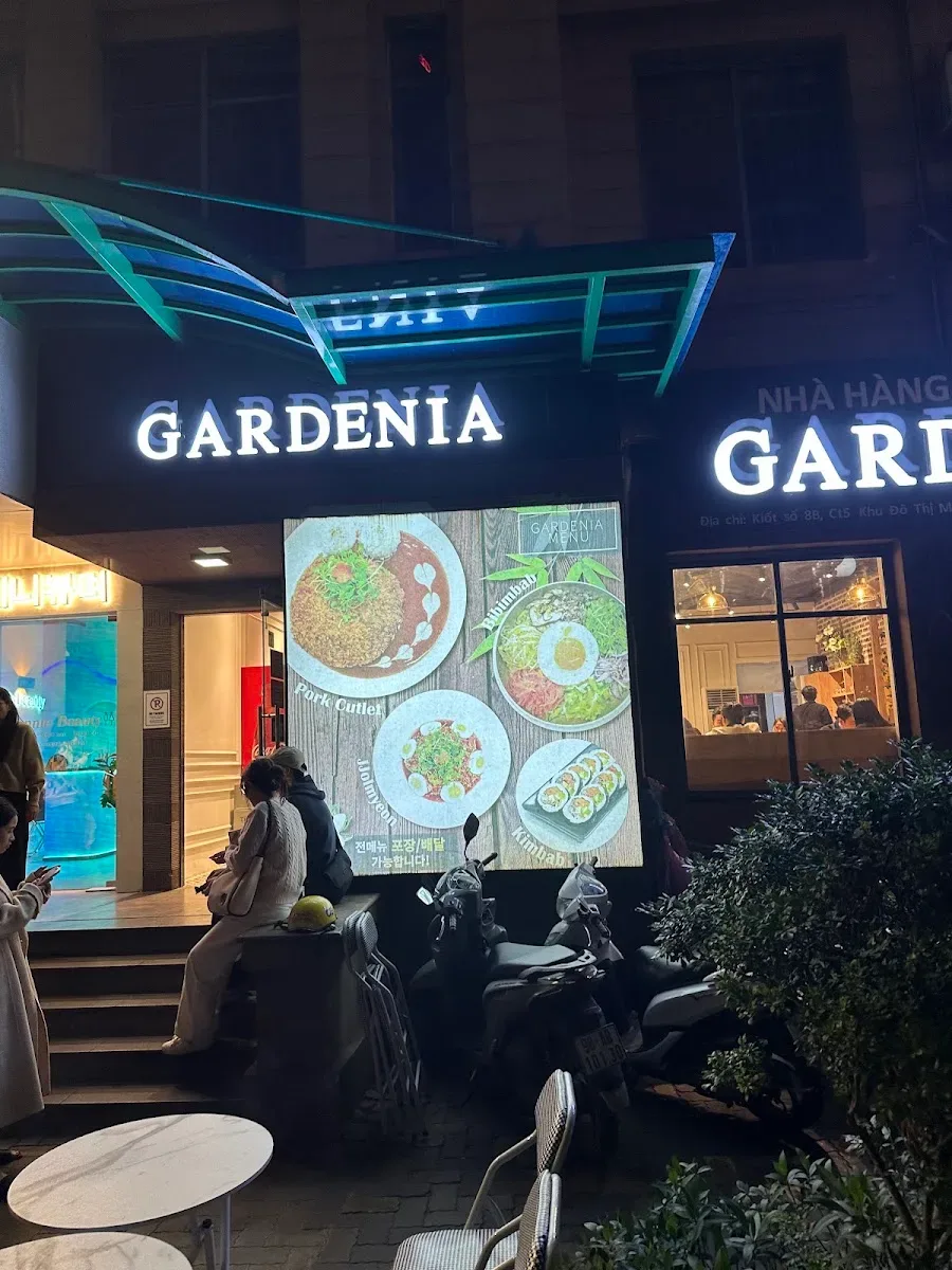 Mặt tiền quán Gardenia buổi tối với biển hiệu sáng đèn
